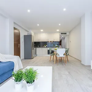 https://central-apartment-50m-beach-2.topcostabravahotels.com